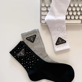 Unisex Avrupa Metal Üçgen Etiket Kadın Çorap Moda Tasarımcısı Lüks Çorap Pamuk Spor Rahat Kızlar Seksi Moda